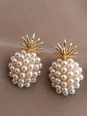 Source Unknown Gold and White Pearl Pineapple Cluster Stud Earrings